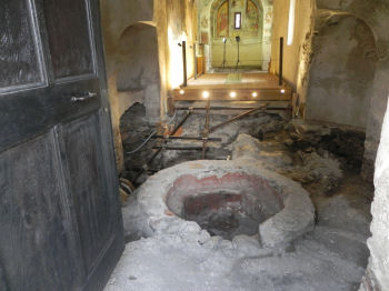 Battistero di San Giovanni a Settimo Vittone, con vasca battesimale a immersione in fase di restauro (38728 bytes)